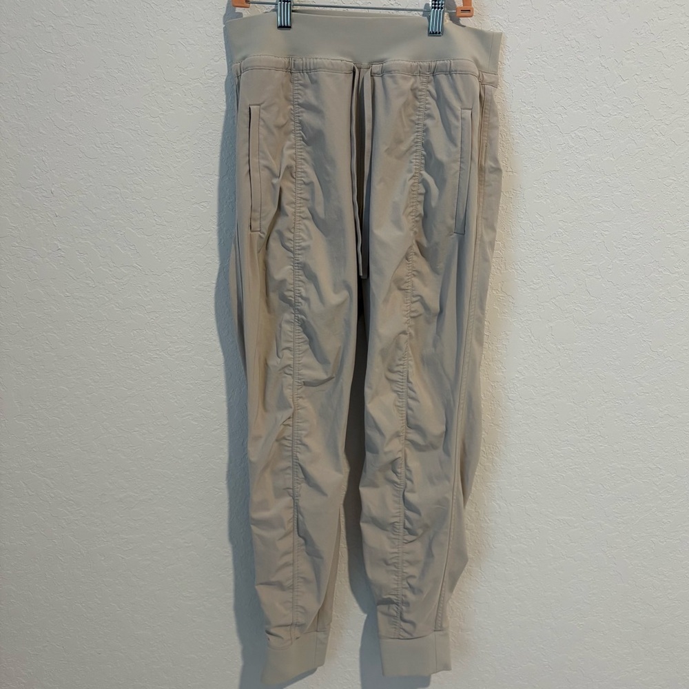 Athleta Attitude Pant, Size 6, Cream/Tan